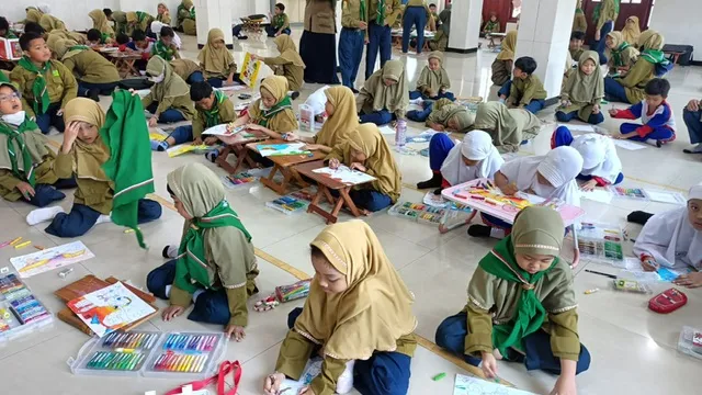 Suasana Lomba Mewarnai Diamond Kids Coloring Competition SD Muhammadiyah 15 Surabaya (SDM Limas) di Ruang Event Lomba.