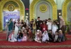 Tim SD Muhammadiyah 15 Surabaya (SDM Limas) pose bersama saat menerima piala juara umum ke 1 di event kompetisi anak islami (KAMI).