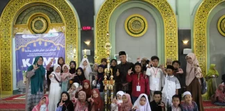 Tim SD Muhammadiyah 15 Surabaya (SDM Limas) pose bersama saat menerima piala juara umum ke 1 di event kompetisi anak islami (KAMI).