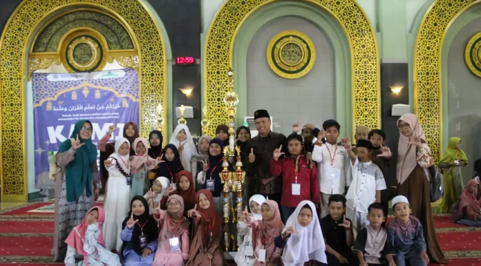 Tim SD Muhammadiyah 15 Surabaya (SDM Limas) pose bersama saat menerima piala juara umum ke 1 di event kompetisi anak islami (KAMI).