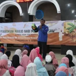 Kak Oesman dan Boneka Beddolnya Saat Memberikan Kisah Islami Maulid Nabi Muhammad Shalallahu Alaihi Wasallam di Masjid At Taqwa SDM Limas