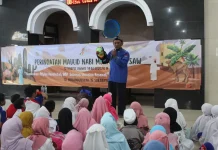 Kak Oesman dan Boneka Beddolnya Saat Memberikan Kisah Islami Maulid Nabi Muhammad Shalallahu Alaihi Wasallam di Masjid At Taqwa SDM Limas