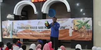 Kak Oesman dan Boneka Beddolnya Saat Memberikan Kisah Islami Maulid Nabi Muhammad Shalallahu Alaihi Wasallam di Masjid At Taqwa SDM Limas