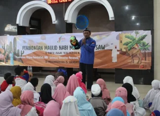 Kak Oesman dan Boneka Beddolnya Saat Memberikan Kisah Islami Maulid Nabi Muhammad Shalallahu Alaihi Wasallam di Masjid At Taqwa SDM Limas