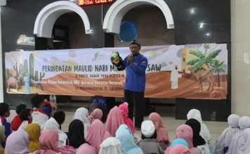 Kak Oesman dan Boneka Beddolnya Saat Memberikan Kisah Islami Maulid Nabi Muhammad Shalallahu Alaihi Wasallam di Masjid At Taqwa SDM Limas