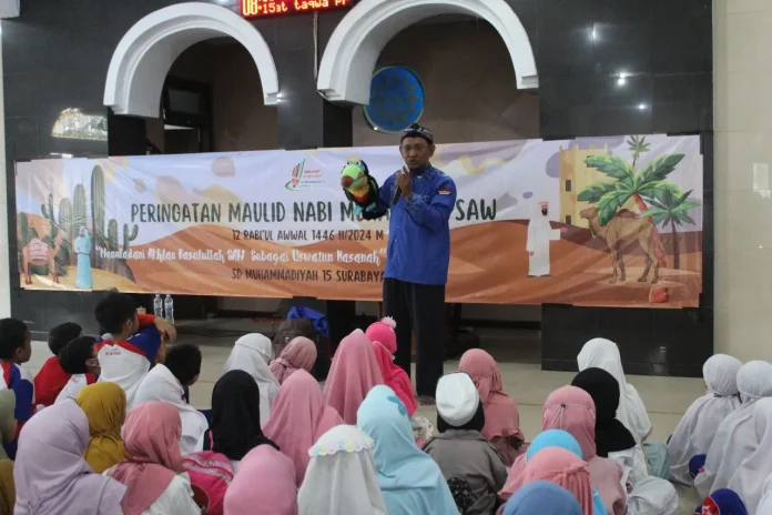 Kak Oesman dan Boneka Beddolnya Saat Memberikan Kisah Islami Maulid Nabi Muhammad Shalallahu Alaihi Wasallam di Masjid At Taqwa SDM Limas