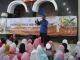 Kak Oesman dan Boneka Beddolnya Saat Memberikan Kisah Islami Maulid Nabi Muhammad Shalallahu Alaihi Wasallam di Masjid At Taqwa SDM Limas