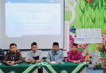 Ketua Komisi Kepegawaian Mationo MA mempresentasikan hasil komisi di sidang pleno Raker Perguruan Muhammadiyah Wiyung.