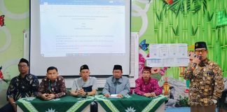 Ketua Komisi Kepegawaian Mationo MA mempresentasikan hasil komisi di sidang pleno Raker Perguruan Muhammadiyah Wiyung.