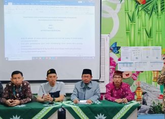 Ketua Komisi Kepegawaian Mationo MA mempresentasikan hasil komisi di sidang pleno Raker Perguruan Muhammadiyah Wiyung.