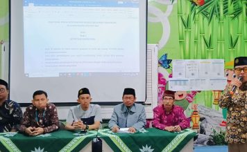 Ketua Komisi Kepegawaian Mationo MA mempresentasikan hasil komisi di sidang pleno Raker Perguruan Muhammadiyah Wiyung.