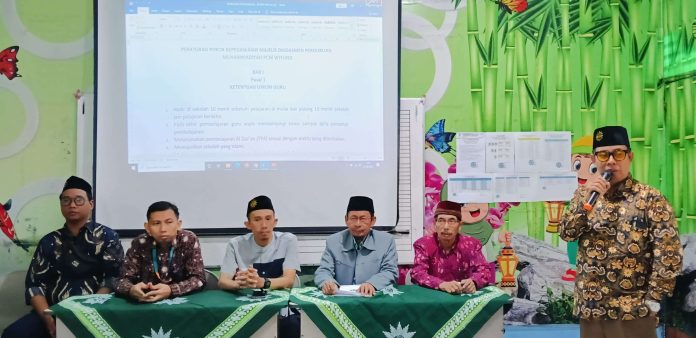 Ketua Komisi Kepegawaian Mationo MA mempresentasikan hasil komisi di sidang pleno Raker Perguruan Muhammadiyah Wiyung.