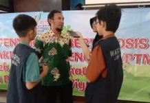 Semangat Tim Wartawan Cilik SD Muhammadiyah 15 Surabaya Sedang Wawancara Dengan Heru Sutomo Amd Kep Perwakilan Dinas Kesehatan kota Surabaya Usai Sosialisasi Penyakit Tuberkulosis (TB) dan Penyakit Tidak Menular (PTM)