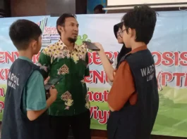 Semangat Tim Wartawan Cilik SD Muhammadiyah 15 Surabaya Sedang Wawancara Dengan Heru Sutomo Amd Kep Perwakilan Dinas Kesehatan kota Surabaya Usai Sosialisasi Penyakit Tuberkulosis (TB) dan Penyakit Tidak Menular (PTM)