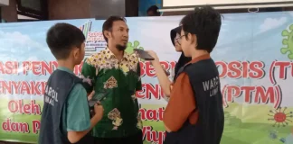 Semangat Tim Wartawan Cilik SD Muhammadiyah 15 Surabaya Sedang Wawancara Dengan Heru Sutomo Amd Kep Perwakilan Dinas Kesehatan kota Surabaya Usai Sosialisasi Penyakit Tuberkulosis (TB) dan Penyakit Tidak Menular (PTM)