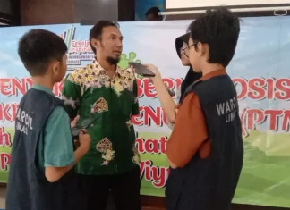 Semangat Tim Wartawan Cilik SD Muhammadiyah 15 Surabaya Sedang Wawancara Dengan Heru Sutomo Amd Kep Perwakilan Dinas Kesehatan kota Surabaya Usai Sosialisasi Penyakit Tuberkulosis (TB) dan Penyakit Tidak Menular (PTM)