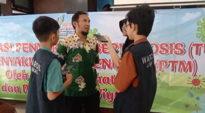 Semangat Tim Wartawan Cilik SD Muhammadiyah 15 Surabaya Sedang Wawancara Dengan Heru Sutomo Amd Kep Perwakilan Dinas Kesehatan kota Surabaya Usai Sosialisasi Penyakit Tuberkulosis (TB) dan Penyakit Tidak Menular (PTM)