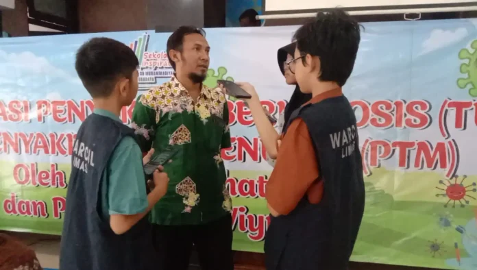 Semangat Tim Wartawan Cilik SD Muhammadiyah 15 Surabaya Sedang Wawancara Dengan Heru Sutomo Amd Kep Perwakilan Dinas Kesehatan kota Surabaya Usai Sosialisasi Penyakit Tuberkulosis (TB) dan Penyakit Tidak Menular (PTM)