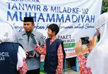 Tim Wartawan Cilik (WarCil) SD Muhammadiyah 15 Surabaya (SDM Limas) saat mewawancarai Ketua PCM Wiyunh Suri Marzuki SE.