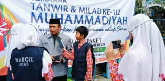 Tim Wartawan Cilik (WarCil) SD Muhammadiyah 15 Surabaya (SDM Limas) saat mewawancarai Ketua PCM Wiyunh Suri Marzuki SE.