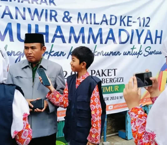 Tim Wartawan Cilik (WarCil) SD Muhammadiyah 15 Surabaya (SDM Limas) saat mewawancarai Ketua PCM Wiyunh Suri Marzuki SE.