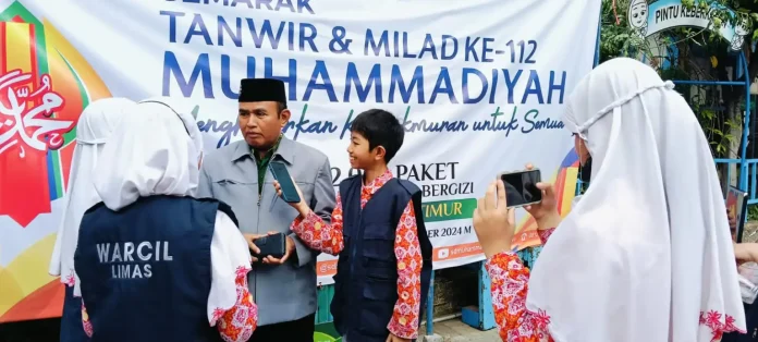 Tim Wartawan Cilik (WarCil) SD Muhammadiyah 15 Surabaya (SDM Limas) saat mewawancarai Ketua PCM Wiyunh Suri Marzuki SE.