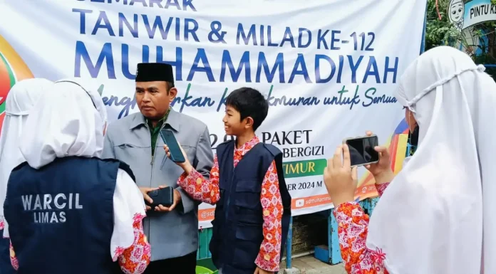 Wartawan Cilik SDM Limas Liput Milad ke-112 Muhammadiyah di PCM Wiyung Tim Wartawan Cilik (WarCil) SD Muhammadiyah 15 Surabaya (SDM Limas) saat mewawancarai Ketua PCM Wiyunh Suri Marzuki SE.