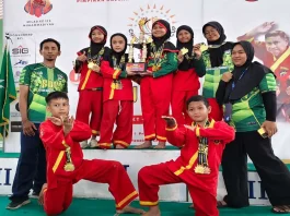 Pose Bersama Tim Tapak Suci Putra Muhammadiyah SD Muhammadiyah 15 Surabaya (SDM Limas) Saat Menerima Piala Juara Umum 3 Chusnan David Cup III Tingkat Nasional.