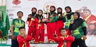 Pose Bersama Tim Tapak Suci Putra Muhammadiyah SD Muhammadiyah 15 Surabaya (SDM Limas) Saat Menerima Piala Juara Umum 3 Chusnan David Cup III Tingkat Nasional.