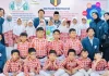 Pose bareng mahasiswa unair dan peserta sosialisasi produk es krim bahan xylitol dan daun kelor di ruang kelas 5 SDM Limas.