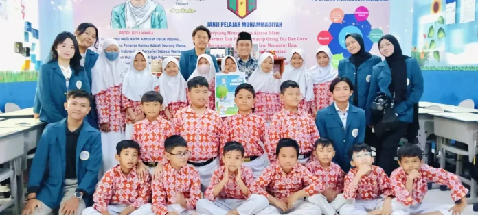 Pose bareng mahasiswa unair dan peserta sosialisasi produk es krim bahan xylitol dan daun kelor di ruang kelas 5 SDM Limas.