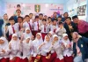 Mahasiswa Unair berfoto dengan Peserta Usai Penyuluhan dan Sosialisasi Anti-Konten Negatif di Ruang Kelas 5 SDM Limas