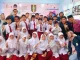 Mahasiswa Unair berfoto dengan Peserta Usai Penyuluhan dan Sosialisasi Anti-Konten Negatif di Ruang Kelas 5 SDM Limas