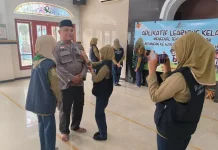 Tim Wartawan Cilik SD Muhammadiyah 15 Surabaya (WarCil Limas) Saat Wawancara Dengan Aiptu Doni Widodo Bhabinkamtibmas Polsek Wiyung Wilayah Jajartunggal di Masjid At Taqwa SDM Limas.