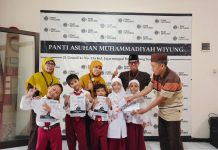 Pembelajaran aplikatif kelas 1 SD Muhammadiyah 15 Surabaya (SDM Limas) mengunjungi di Panti Asuhan Muhammadiyah Wiyung di Jalan Gogor Jajartunggal Wiyung, Surabaya.