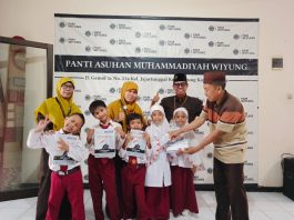 Pembelajaran aplikatif kelas 1 SD Muhammadiyah 15 Surabaya (SDM Limas) mengunjungi di Panti Asuhan Muhammadiyah Wiyung di Jalan Gogor Jajartunggal Wiyung, Surabaya.