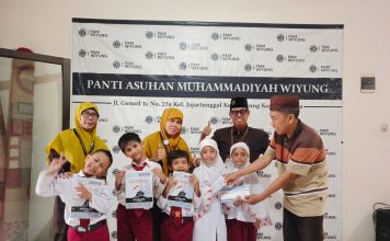 Pembelajaran aplikatif kelas 1 SD Muhammadiyah 15 Surabaya (SDM Limas) mengunjungi di Panti Asuhan Muhammadiyah Wiyung di Jalan Gogor Jajartunggal Wiyung, Surabaya.
