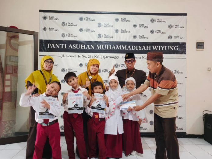 Pembelajaran aplikatif kelas 1 SD Muhammadiyah 15 Surabaya (SDM Limas) mengunjungi di Panti Asuhan Muhammadiyah Wiyung di Jalan Gogor Jajartunggal Wiyung, Surabaya.