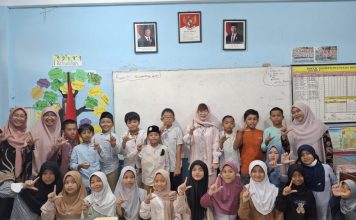 Peserta Guest Teacher SD Muhammadiyah 15 Surabaya (SDM Limas) bersama Mam Inggrid From Mentari Group.