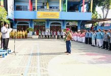 Pembina apel Milad Ke-112 Muhammadiyah H Suri Marzuki SE di halaman SD Muhammadiyah 15 Surabaya (SDM Limas) Senin (18/11/2024).