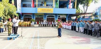 Pembina apel Milad Ke-112 Muhammadiyah H Suri Marzuki SE di halaman SD Muhammadiyah 15 Surabaya (SDM Limas) Senin (18/11/2024).