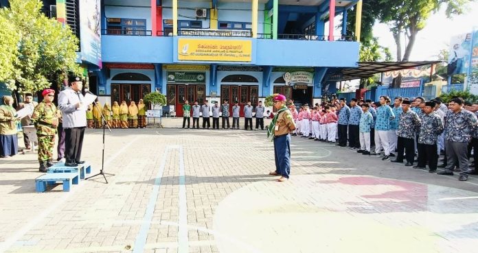 Pembina apel Milad Ke-112 Muhammadiyah H Suri Marzuki SE di halaman SD Muhammadiyah 15 Surabaya (SDM Limas) Senin (18/11/2024).