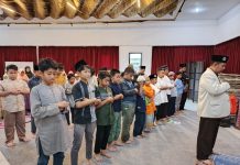 Peserta Limas Tahfidz Camp 2024 SD Muhammadiyah 15 Surabaya (SDM Limas) saat shalat berjamaah di musala The Alit Hotel Pacet, Mojokerto. (Ali/KLIKMU.CO)