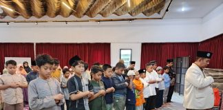 Peserta Limas Tahfidz Camp 2024 SD Muhammadiyah 15 Surabaya (SDM Limas) saat shalat berjamaah di musala The Alit Hotel Pacet, Mojokerto. (Ali/KLIKMU.CO)