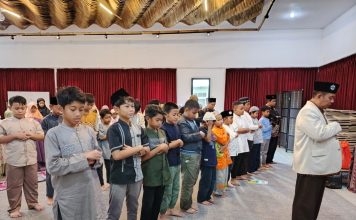 Peserta Limas Tahfidz Camp 2024 SD Muhammadiyah 15 Surabaya (SDM Limas) saat shalat berjamaah di musala The Alit Hotel Pacet, Mojokerto. (Ali/KLIKMU.CO)