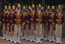 Tim Pasukan Pengibar Bendera (Paskibra) SD Muhammadiyah 15 Surabaya saat tampil dalam Lomba Ketrampilan Baris Berbaris (LKBB) Championship Batu. (Ali/PWMU.CO).