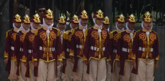 Tim Pasukan Pengibar Bendera (Paskibra) SD Muhammadiyah 15 Surabaya saat tampil dalam Lomba Ketrampilan Baris Berbaris (LKBB) Championship Batu. (Ali/PWMU.CO).