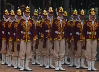 Tim Pasukan Pengibar Bendera (Paskibra) SD Muhammadiyah 15 Surabaya saat tampil dalam Lomba Ketrampilan Baris Berbaris (LKBB) Championship Batu. (Ali/PWMU.CO).