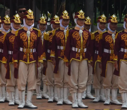 Tim Pasukan Pengibar Bendera (Paskibra) SD Muhammadiyah 15 Surabaya saat tampil dalam Lomba Ketrampilan Baris Berbaris (LKBB) Championship Batu. (Ali/PWMU.CO).