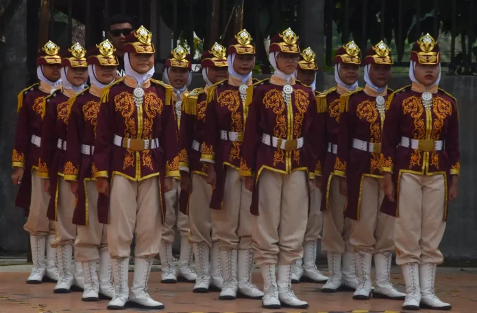 Tim Pasukan Pengibar Bendera (Paskibra) SD Muhammadiyah 15 Surabaya saat tampil dalam Lomba Ketrampilan Baris Berbaris (LKBB) Championship Batu. (Ali/PWMU.CO).